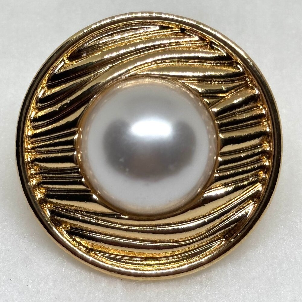 Bold round gold tone ring with large imitation pearl, NWOT, adjustable